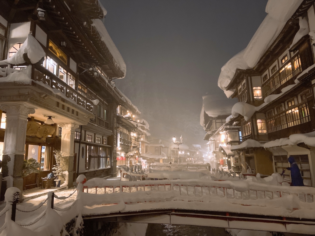 銀山温泉の雪の写真